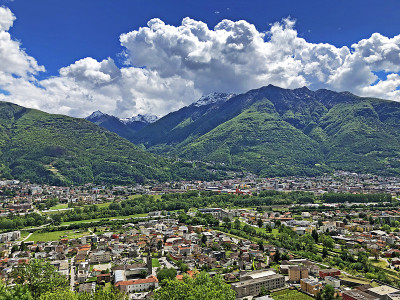Bellinzona, Monte Carasso和Ticino河谷的全景