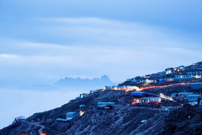 中国四川省西部的雪山和高原是美丽的风景