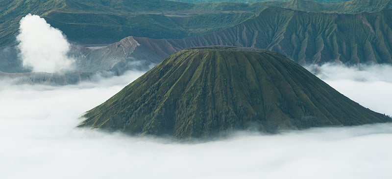 布罗莫火山在晨雾中