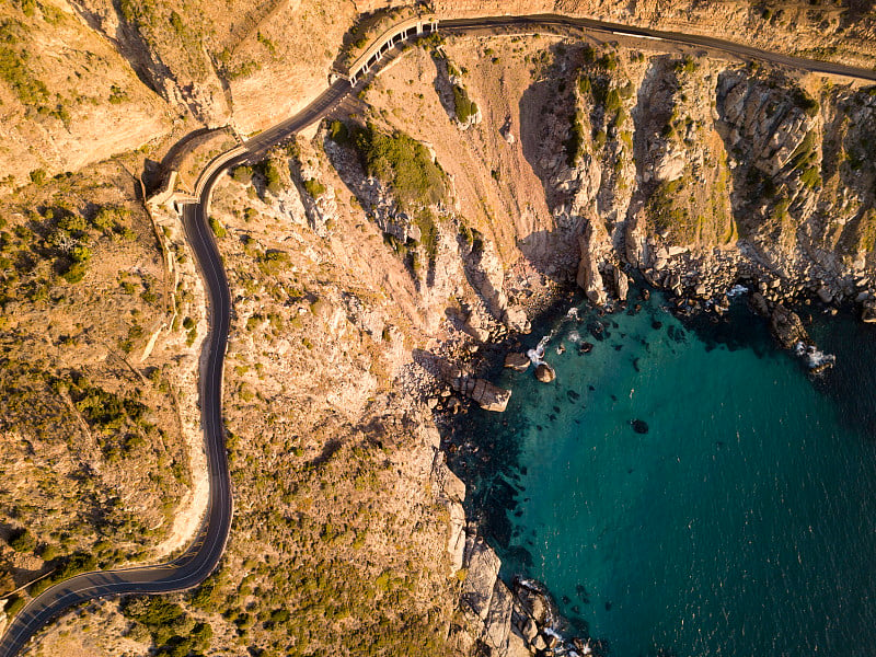 弯曲的沿海公路的天线