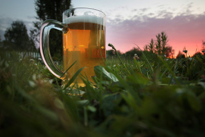 日落时分喝杯啤酒