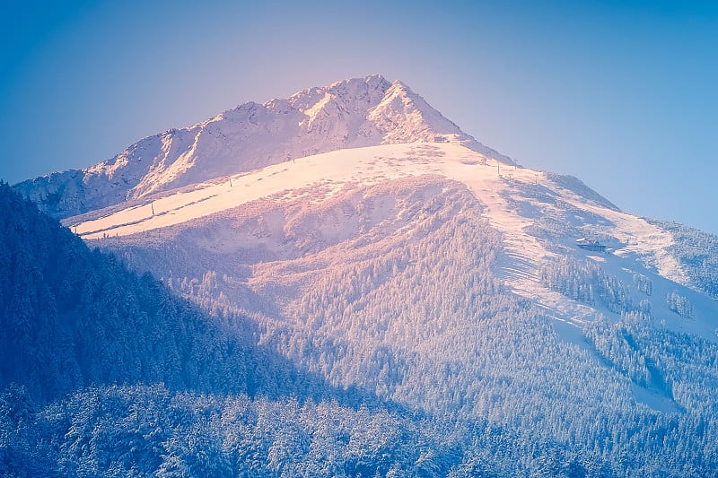 班斯科滑雪背景与斜坡日落，保加利亚