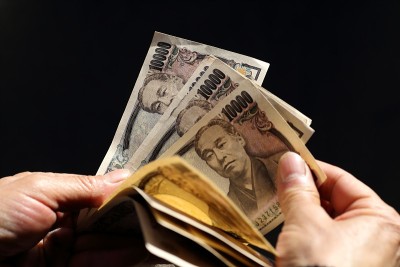 正在清点1万日元钞票