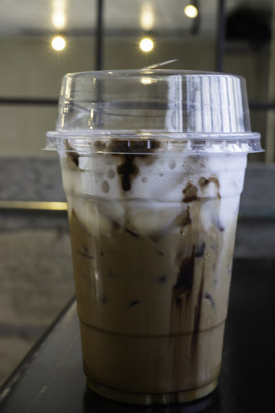 外卖杯的冰咖啡摩卡