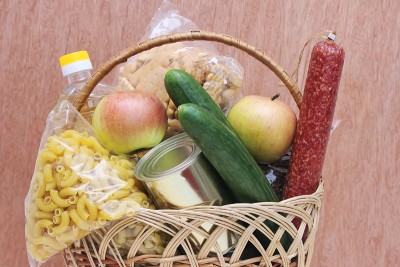篮子食物。食品交付。捐赠食物。
