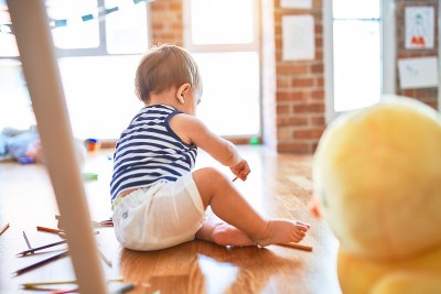 可爱的幼童在幼儿园玩很多玩具
