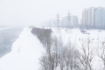 莫斯科的街道上下着大雪。