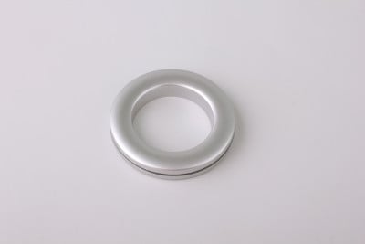 将织物固定在飞檐上的塑料环。