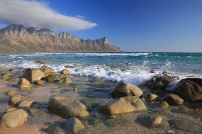 山脉，岩石和浪花