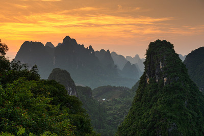 广西兴平漓江喀斯特山地景观。