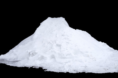 雪被隔离在黑色的背景上。冬天的设计元素