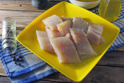 生鱼片，面粉和鸡蛋