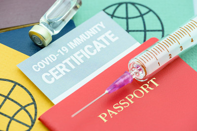 俯视图COVID-19免疫证书，证明旅行者、个人或某人接种了某些疫苗的记录