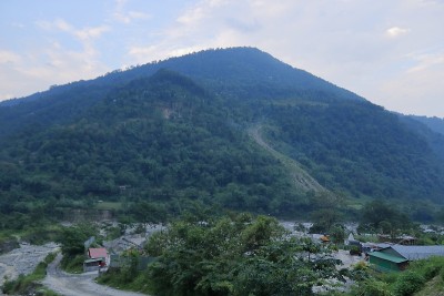 在印度锡金，多云的天空和绿色的森林的山区景观
