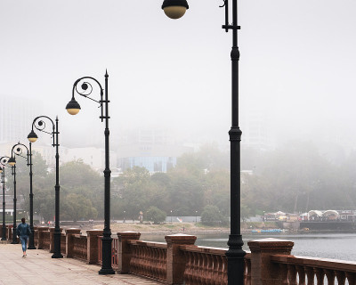 在浓雾弥漫的城市里，风景用长廊俯瞰着大海和城市，一个背影的女孩离开了