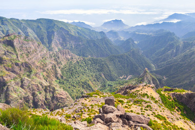 Arieiro高峰。晴天的山景