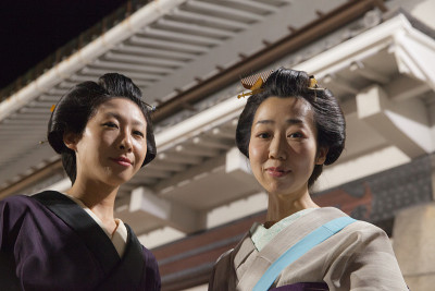 在日本老城传统风格的日本妇女