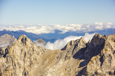 从西班牙北部坎塔布里安山脉的Picos de Cerredo山顶俯瞰。