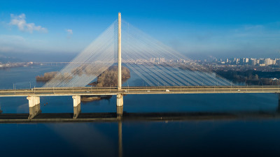 南桥鸟瞰图。地铁南电缆桥架鸟瞰图。基辅,乌克兰。