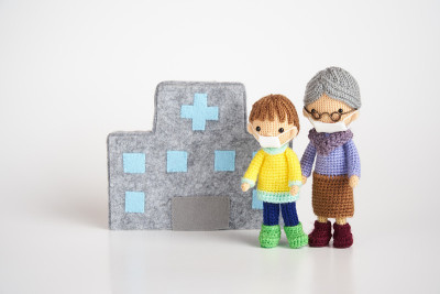 手工编织的玩具。可爱的小Amigurumi娃娃。医疗和生活
