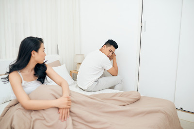 妻子总是生闷气，丈夫很容易生气。他勃起也有问题