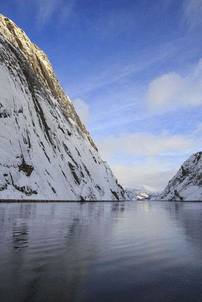 山顶白雪皑皑的巨魔峡湾