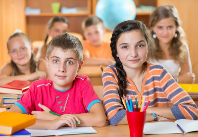 可爱的小学生在教室里上课