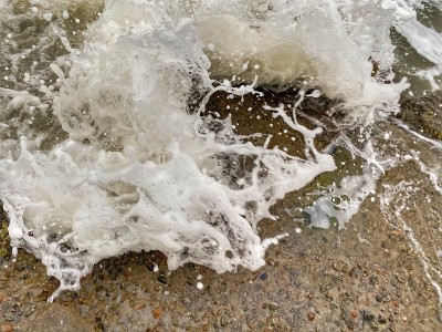 海浪冲击着海滩