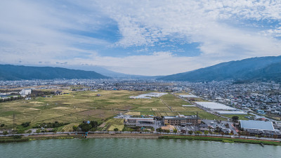 无人机拍摄的苏瓦湖和基索山脉。日本长野