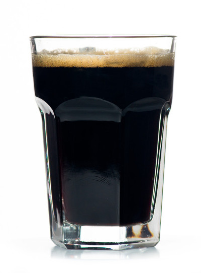 盛满爱尔兰黑啤的啤酒杯。