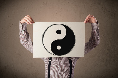 一个商人拿着一张有阴阳的纸放在他的头上