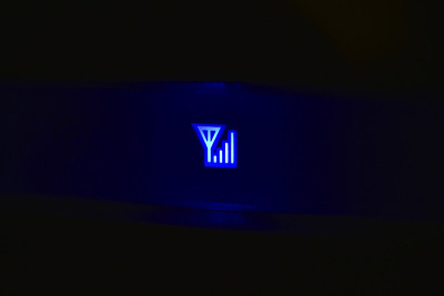 Wi - Fi路由器在黑暗中的蓝色led