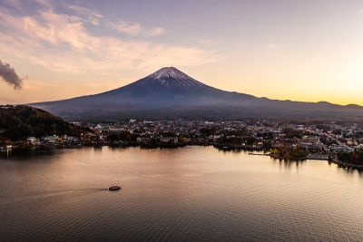 川口湖鸟瞰图，位于Fujikawaguchiko和Minobu边境，山ashi县南部靠近富士山，日本