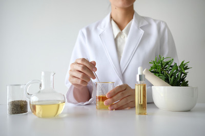 女医生科学家在实验室用草药叶制作草药维生素补充剂矿物质替代治疗研究。