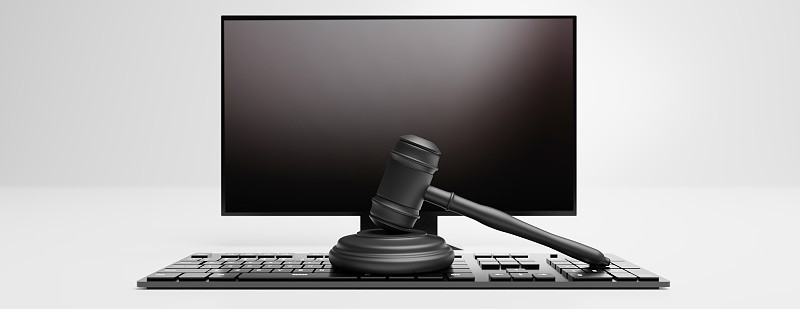 网上拍卖，网络犯罪，法律和技术。法官在黑电脑上敲木槌。三维演示
