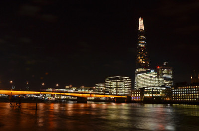 灯光映照下的伦敦夜景