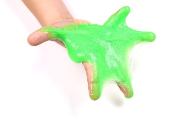孩子的手在玩黏液