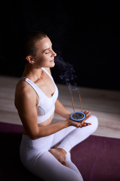 瑜伽女人使用芳香棒