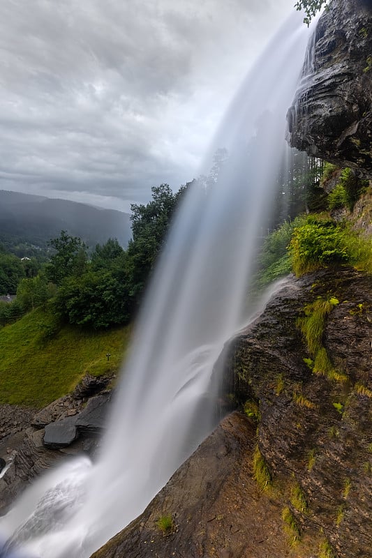 Steinsdalsfossen(也可以是Ãvsthusfossen或Ãfsthusfossen