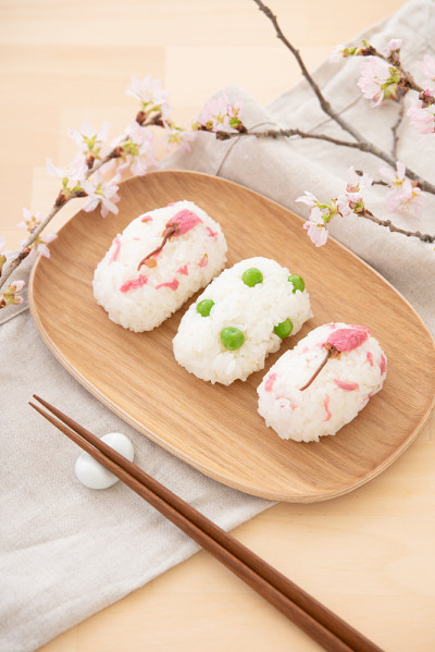 日本食物:春天的形象。盐樱桃花饭团和绿豌豆饭团
