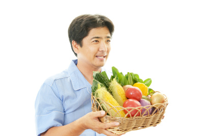 带着蔬菜微笑的男人
