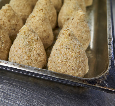 准备西西里的典型食物，叫做arancino