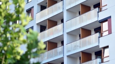 生态建筑。绿树和公寓楼。