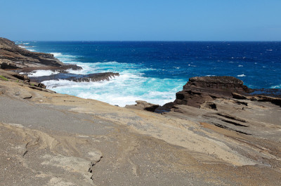 海浪冲击着瓦胡岛的海岸