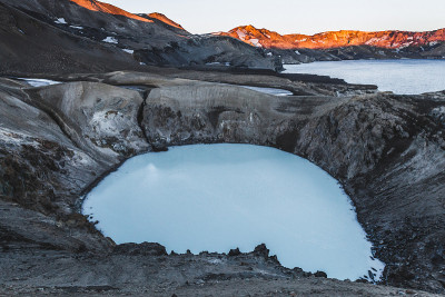 Viti地热温暖的绿松石火山口湖和Oskjuvatn湖在Askja火山火山口，冰岛高地。美景尽收眼底