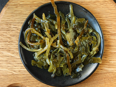海藻沙拉菜单概念健康饮食。食物背景俯视图复制空间的文本生酮或旧石器饮食