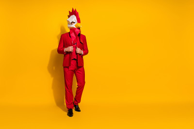 豪华代理准备活动服装照片穿鸡多边形面具红色燕尾服孤立黄色背景