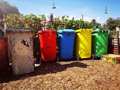 堆肥堆和Wheelie Bin -可持续的生活方式