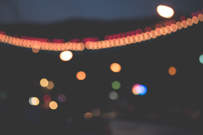 灯光在夜里散了