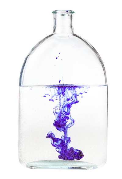 紫色墨水溶于水，在瓶中隔离